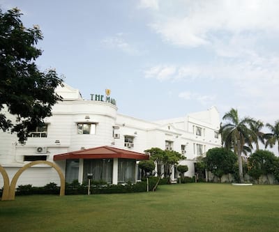 https://imgcld.yatra.com/ytimages/image/upload/t_hotel_yatra_city_desktop/v1444256158/Domestic Hotels/Hotels_Bhopal/The Mark Hotel and Club/Overview.jpg